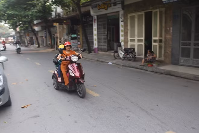 1 ngày 4 lần chị Hậu phải đưa đón con.