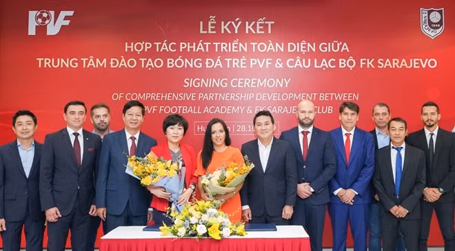 Bà Phan Thu Hương, Tổng giám đốc PVF và Bà Sabrina Buljubasic, Tổng Giám đốc CLB bóng đá FK Sarajevo Ký kết hợp tác phát triển toàn diện giữa PVF và FK Sarajevo