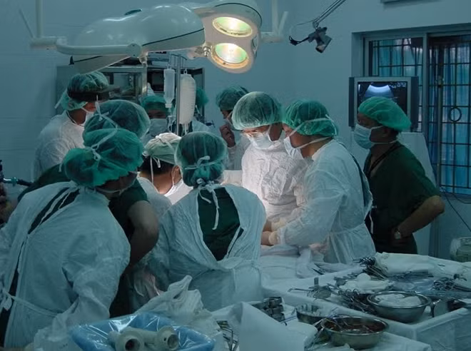Thiếu tướng, GSTS Lê Trung Hải cùng đồng nghiệp thực hiện ca mổ ghép gan đầu tiên ở Việt Nam