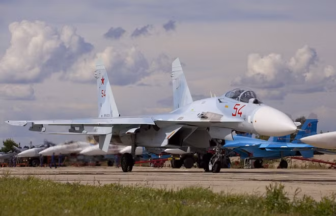 Máy bay Su-27.