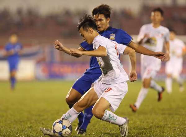 Văn Toàn chơi nỗ lực nhưng hàng thủ U21 Thái Lan không cho tiền đạo này nhiều khoảng trống. Ảnh: VNE