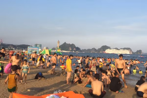 Tăng cường kiểm tra để khách đến Quảng Ninh không bị “chặt chém”, trộm cắp. Tăng cường kiểm tra để khách đến Quảng Ninh không bị “chặt chém”, trộm cắp.
