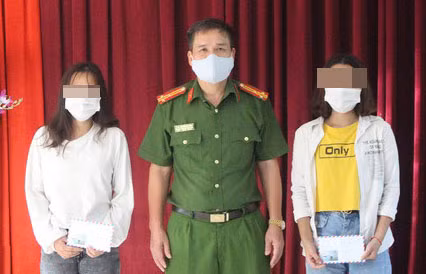 Lãnh đạo công an huyện Con Cuông trao quà cho 2 thiếu nữ vừa được giải cứu.