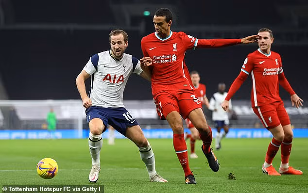 Thế trận đã diễn ra hấp dẫn ngay từ đầu, với lợi thế sân nhà đương nhiên Tottenham đẩy mạnh tấn công phủ đầu các vị khách.