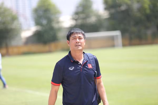 HLV Nguyễn Hữu Thắng không quan tâm nhiều đến những lá thăm may rủi. HLV Nguyễn Hữu Thắng không quan tâm nhiều đến những lá thăm may rủi.