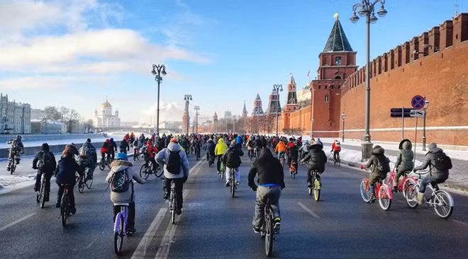 Đoàn diễu hành bắt đầu từ khu vực chân tường điện Kremlin.