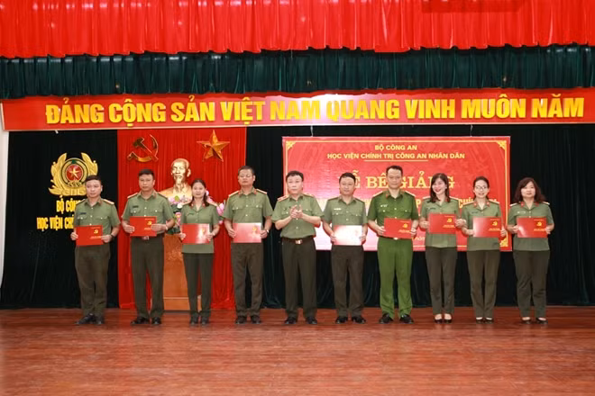 Thiếu tướng Dương Như Hồng, Phó Giám đốc Học viện Chính trị CAND trao bằng tốt nghiệp cho các học viên.