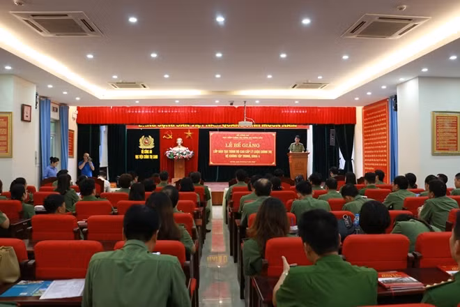 Sáng 5/8, Học viện Chính trị CAND đã tổ chức bế giảng lớp lý luận chính trị cao cấp hệ không tập trung - Khóa 4.