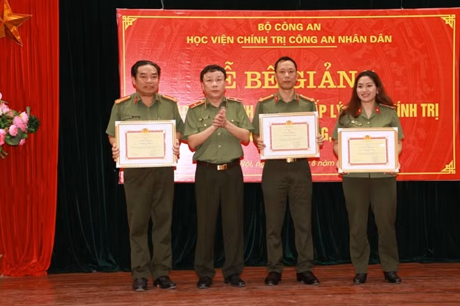 Thiếu tướng Dương Như Hồng trao bằng khen cho các học viên có thành tích xuất trong thời gian tham gia lớp học.