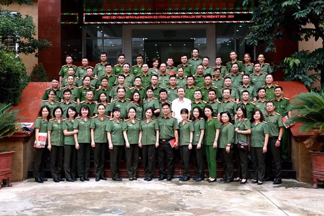 Các học viên lớp lý luận chính trị cao cấp hệ không tập trung - Khóa 4 chụp ảnh lưu niệm với giảng viên Học viện Chính trị CAND.