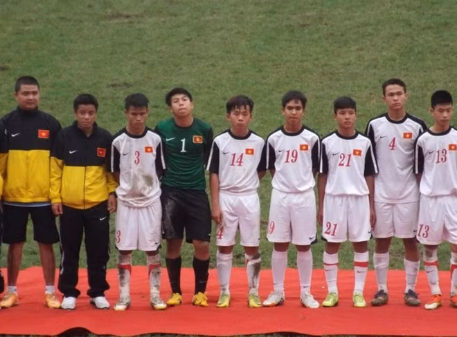 Tiêu Exal (số 4) có thể hình vượt trội so với các bạn ở lứa U15.
