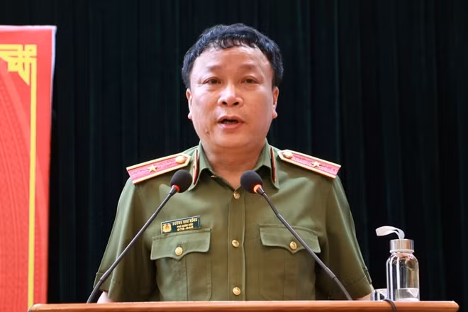 Thiếu tướng Dương Như Hồng, Phó Giám đốc Học viện Chính trị CAND phát biểu tại buổi lễ.