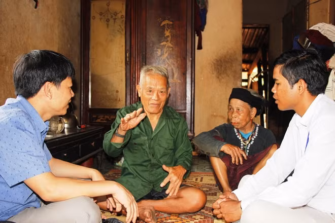 Ông Hồ Trung Xanh (giữa) kể lại giây phút người dân bản biết tin vua Hàm Nghi và đoàn phò giá đến bản.