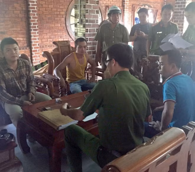 Công an lập biên bản xử lý đối với Phạm Hồng Hà.