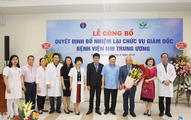Lãnh đạo Bộ Y tế và Ban Giám đốc, cán bộ y tế bệnh viện chúc mừng GS Lê Thanh Hải.