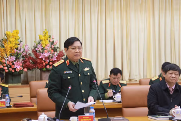 Đại tướng Ngô Xuân Lịch, Bộ trưởng Bộ Quốc phòng, Chủ nhiệm đề tài phát biểu.