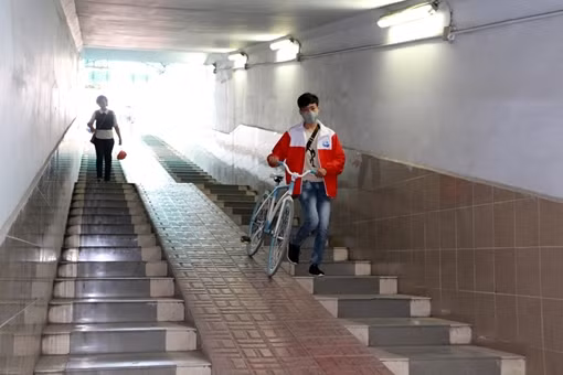 Một nhịp sống "khác lạ" dưới hầm đi bộ Ngã Tư Sở
