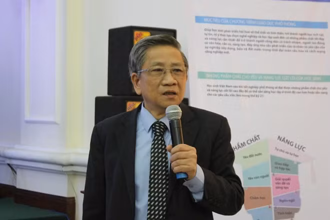 GS Nguyễn Minh Thuyết chia sẻ thông tin về chương trình GDPT mới tại buổi họp báo