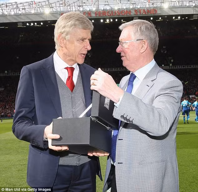 Arsene Wenger nhận món quà kỷ niệm từ chính Sir Alex nhưng thêm một lần ông thầy người Pháp có trận thua trước Man Utd. Arsene Wenger nhận món quà kỷ niệm từ chính Sir Alex nhưng thêm một lần ông thầy người Pháp có trận thua trước Man Utd.