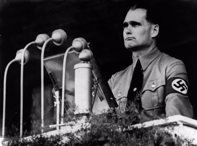 Tất nhiên là không ai tin chuyện Rudolf Hess mất trí, như ông ta nói về mình ở tòa án Nuremberg.