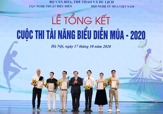 Thứ trưởng Tạ Quang Đông trao giải Nhất cho 6 thí sinh.