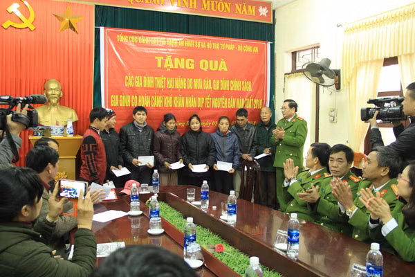 Trung tướng Hồ Thanh Đình - Phó tổng cục trưởng Tổng cục VIII, Bộ Công an trao quà cho các gia đình khó khăn tại Quảng Bình.