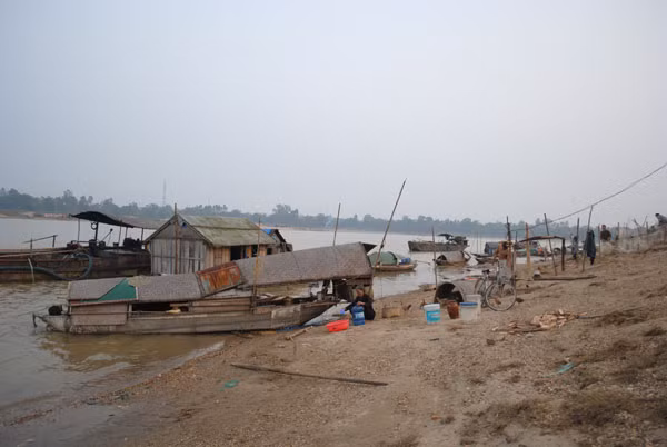 Bấp bênh đời sống trên sông.