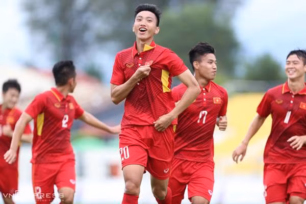 Đoàn Văn Hậu chơi chững chạc khi được đưa lên đội U22. Ảnh :VNE