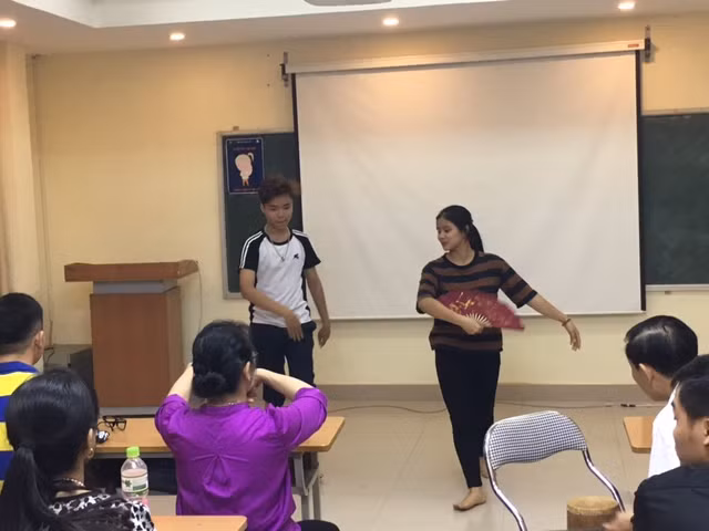 Hai học viên vai Thị Màu và anh Nô trong trong trích đoạn chèo Quan Âm Thị Kính.