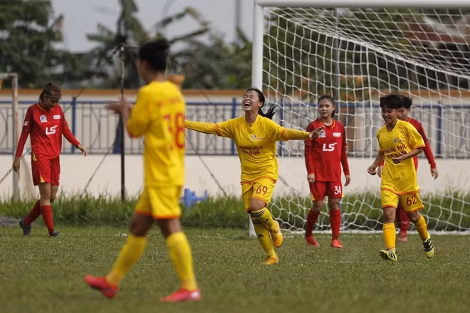 Số 69 của Phong Phú Hà Nam ăn mừng bàn thắng. Ảnh: VFF.