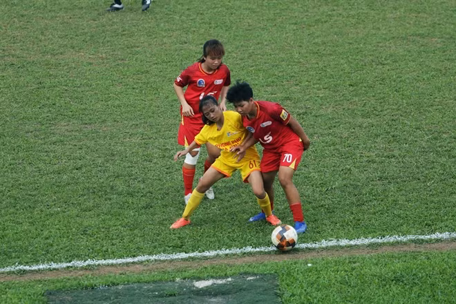 Bước sang hiệp 2, đội bóng áo vàng vẫn cần thêm 1 bàn thắng nữa nhưng nỗ lực tấn công của U19 Phong Phú Hà Nam lại chưa cho thấy hiệu quả cần thiết.