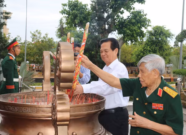 Nguyên Tổng Bí thư Lê Khả Phiêu, nguyên Thủ tướng Nguyễn Tấn Dũng, dâng hương tại Tượng đài chiến thắng Quân khu 9.