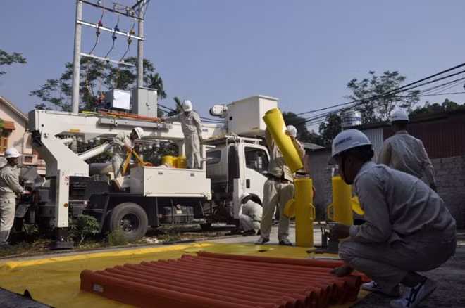 Công việc tiếp xúc trực tiếp với điện áp cao đòi hỏi người thợ phải tuân thủ những quy trình nghiêm ngặt về an toàn.