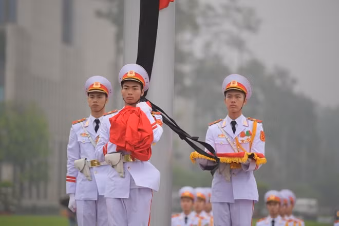 Theo quy định, cờ rủ trong Lễ Quốc tang là cờ có dải băng đen với kích thước bằng 1/10 chiều rộng và chiều dài bằng chiều dài lá cờ.
