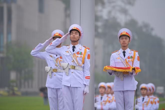 Trong khi lễ treo cờ rủ diễn ra mọi hoạt động trên quảng trường tạm dừng, rất nhiều người dân có mặt tại đây hướng về cột cờ.