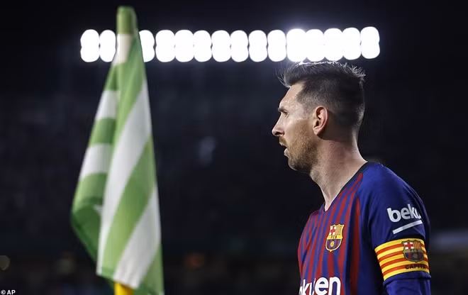 Tại Barca, về chỉ số trên Messi chỉ kém người đồng đội cũ Xavi Hernandez vốn đã "nghỉ hưu" với 767 trận.