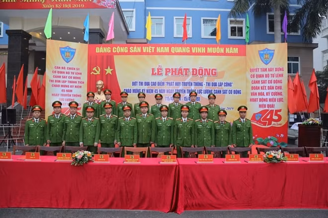 Đại biểu dự buổi lễ.