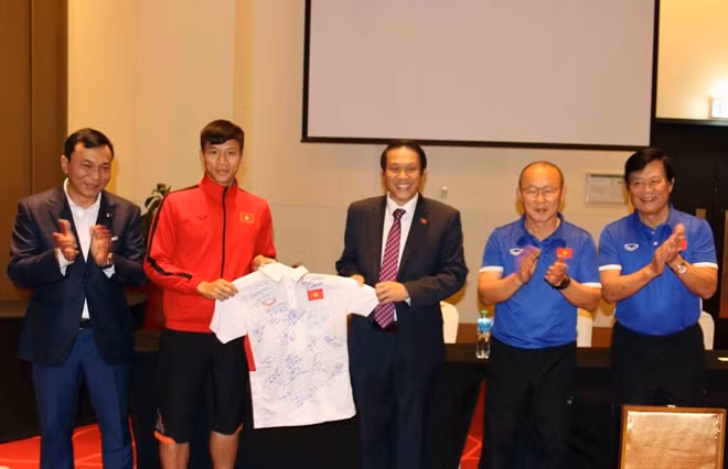 ĐT Việt Nam tặng Đại sứ áo thi đấu kỷ niệm có chữ ký toàn đội. Ảnh: VFF.