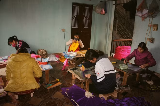 Ở xưởng quạt Hải Minh, mỗi thợ sẽ phụ trách các khâu khác nhau: người cắt nan, người dán khung, người bôi keo, người cắt vải…