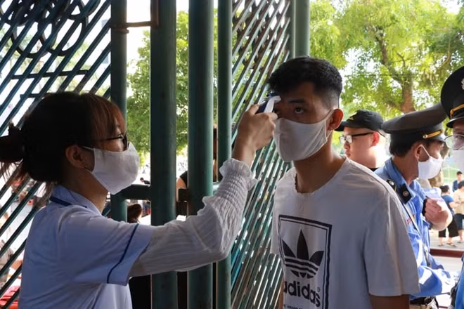 Khi bóng đá trở lại vào cuối tuần này, việc đo thân nhiệt sẽ trở thành quy định bắt buộc