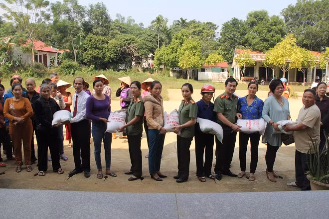 Phó Tổng Biên tập Báo CAND Nguyễn Thúy Quỳnh, ông Nguyễn Viết Văn và Công an tỉnh Thanh Hóa trao quà cho bà con.
