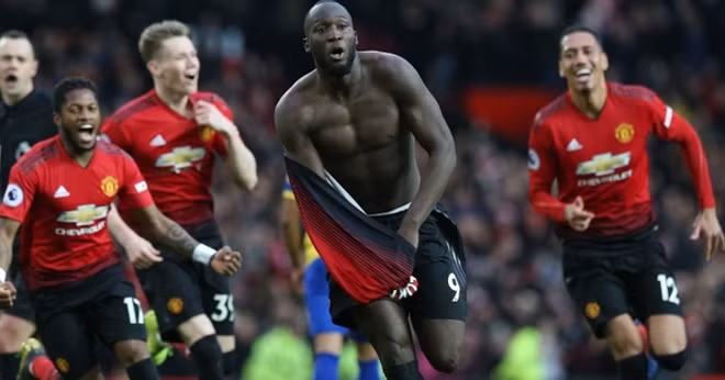 Lukaku cởi áo ăn mừng phấn khích sau cú đúp.