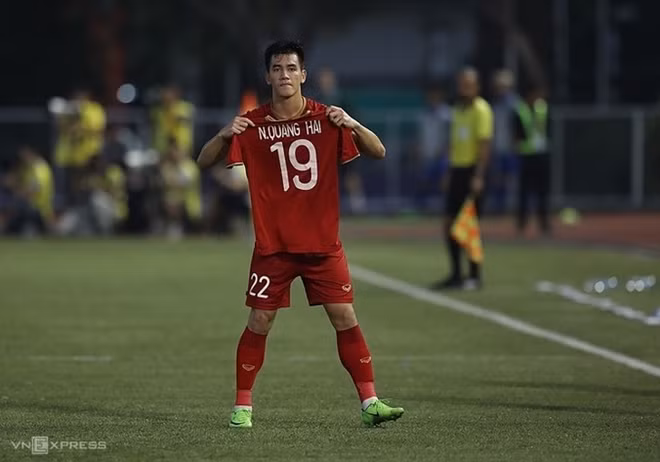 Tiến Linh giơ cao áo của Quang Hải - cầu thủ không thể thi đấu vì chấn thương - sau khi ghi bàn thứ hai cho Việt Nam. Ảnh: VNE.