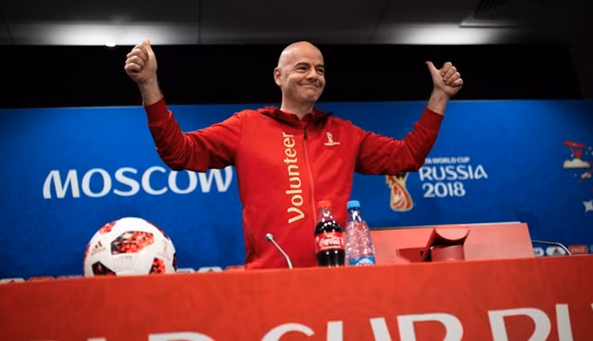 Chủ tịch FIFA Gianni Infantino trong cuộc họp báo nói về ý tưởng tăng số đội dự vòng chung kết World Cup 2018. Ảnh: AP.