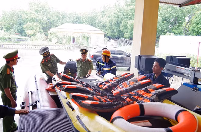 CBCS Phòng Cảnh sát PCCC và CNCH Công an tỉnh kiểm tra, chuẩn bị phương tiện sẵn sàng ứng phó với cơn bão số 3