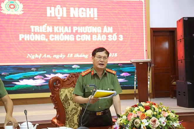 Đại tá Nguyễn Đình Dung, Phó Giám đốc Công an tỉnh Nghệ An chỉ đạo Công an các đơn vị, địa phương thường trực 100% quân số, chuẩn bị phương án, con người, phương tiện để ứng phó với cơn bão