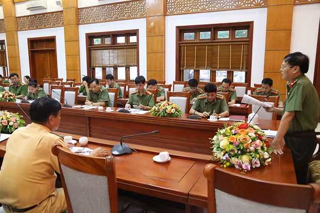 Đại tá Lê Khắc Thuyết, Phó Giám đốc Công an tỉnh cùng các đơn vị nghiệp vụ dự hội nghị.
