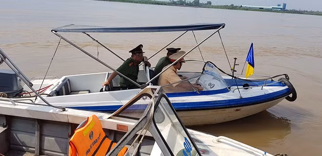 CBCS Phòng Cảnh sát PCCC và CNCH Công an tỉnh Hà Nam kiểm tra, chuẩn bị phương tiện sẵn sàng ứng phó với cơn bão số 3 .