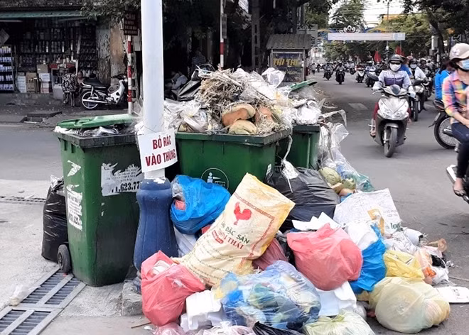 Rác thải ùn ứ trên khắp ngã đường TP Quảng Ngãi.
