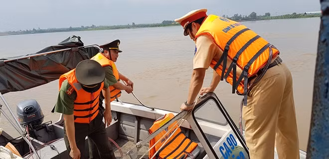 CBCS phòng Hậu Cần và lực lượng CSGT đường thủy Công an tỉnh Hà Nam kiểm tra phương tiện, sẵn sàng ứng phó với cơn bão số 3